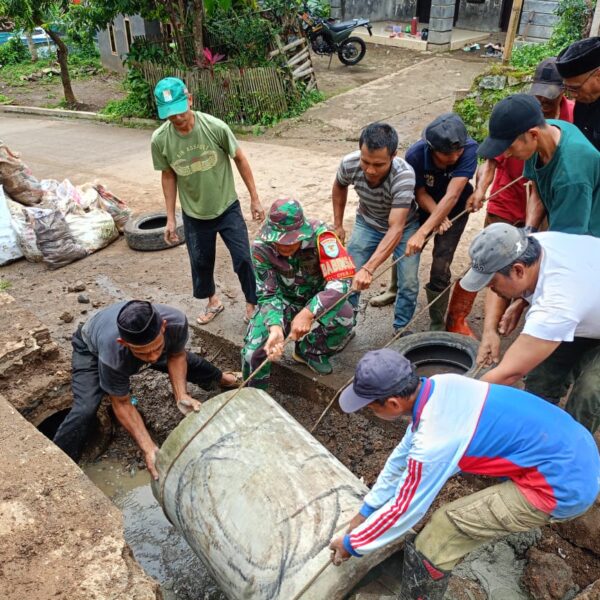 Babinsa koramil 0101 Pandeglang Gotong Royong Pemasangan&hellip;