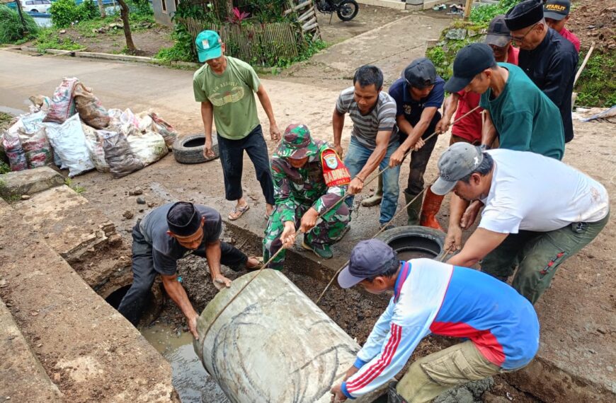 Babinsa koramil 0101 Pandeglang Gotong Royong Pemasangan…