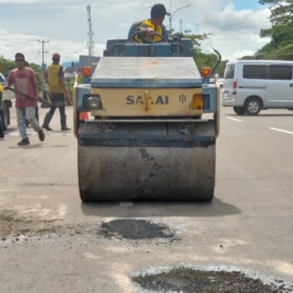 Diduga Asal-asalan, Material Hotmix Bekas Dipakai Tambal&hellip;