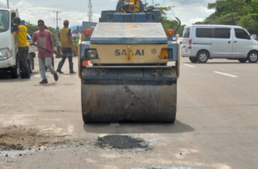 Diduga Asal-asalan, Material Hotmix Bekas Dipakai Tambal…