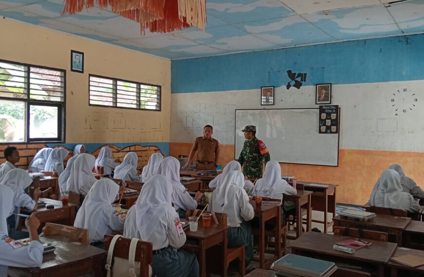 Babinsa Koramil 0111 Pagelaran Dampingi Penyaluran Program…