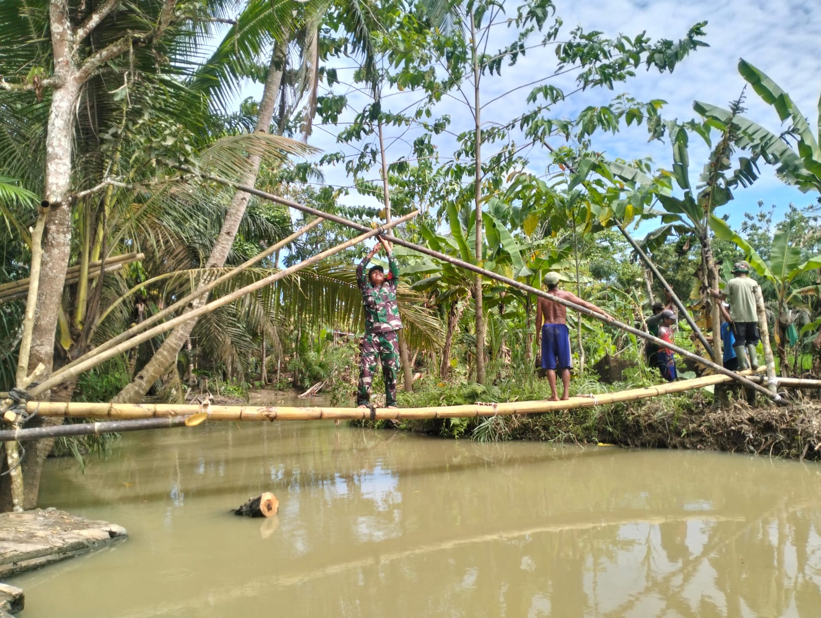 Babinsa Koramil 0116/Cikeusik Gotong Royong Bersama Warga Bangun&hellip;