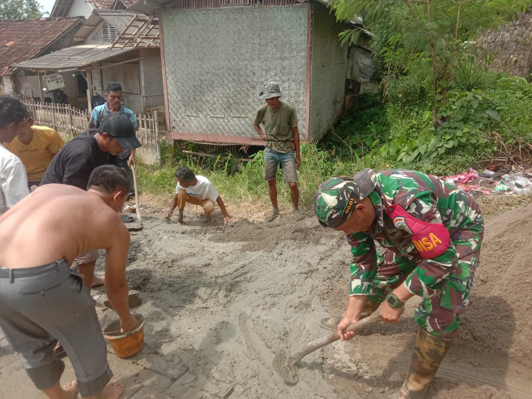 Babinsa Koramil 0101/Pandeglang Laksanakan Gotong Royong Perbaikan Jalan&hellip;