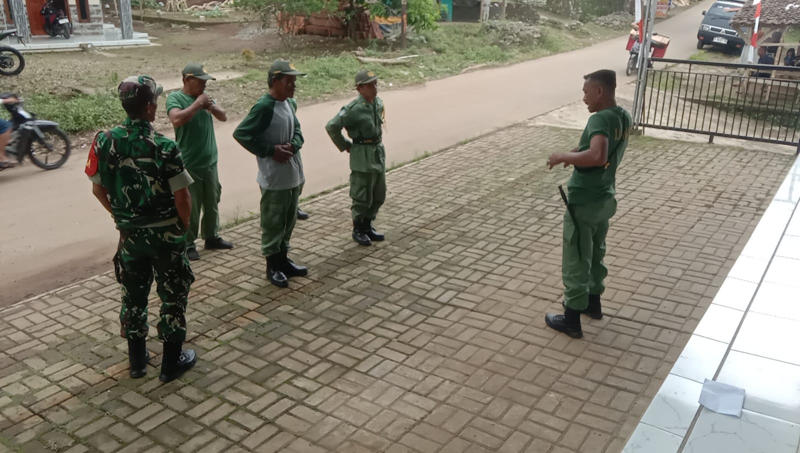 Babinsa Koramil 0102/Cadasari Laksanakan Komsos Bersama Anggota Linmas&hellip;