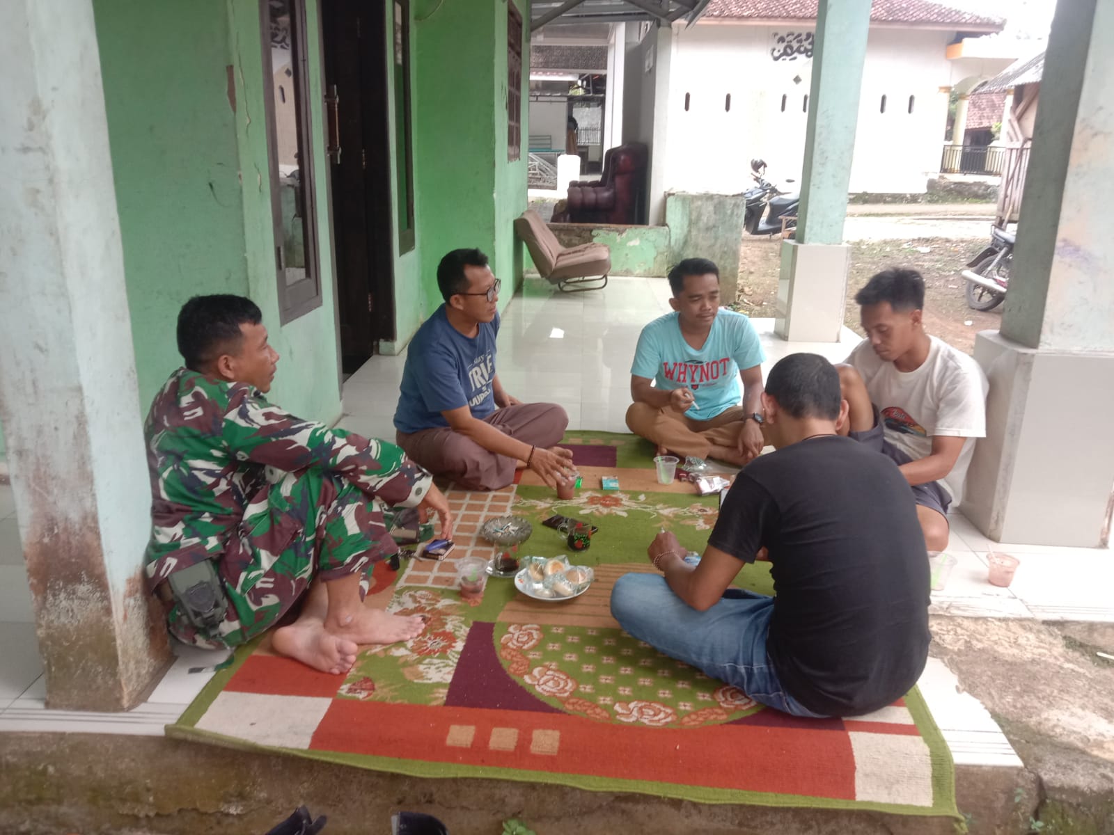 Babinsa Koramil 0101/Pandeglang Laksanakan Komsos Bersama Tokoh Masyarakat&hellip;