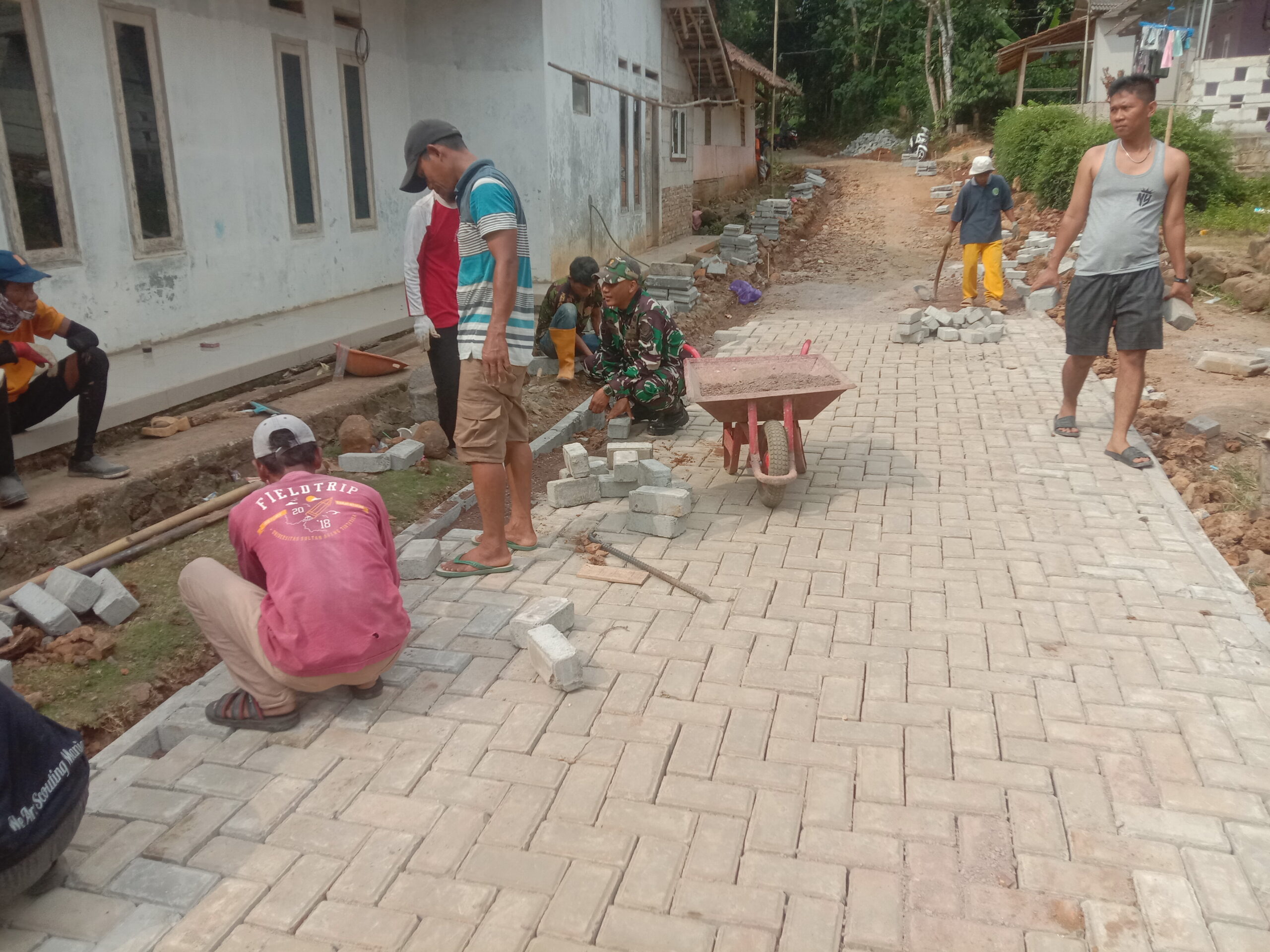 Babinsa Koramil 0101/Pandeglang Laksanakan Gotong Royong Bersama Warga&hellip;