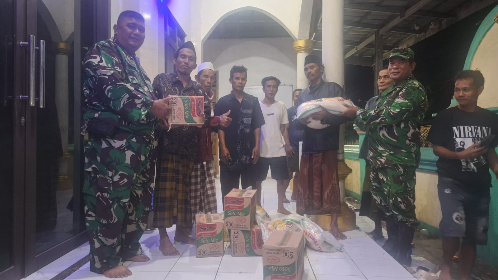 Koramil 0602-02/Kasemen Salurkan Bantuan untuk Warga Terdampak Banjir&hellip;