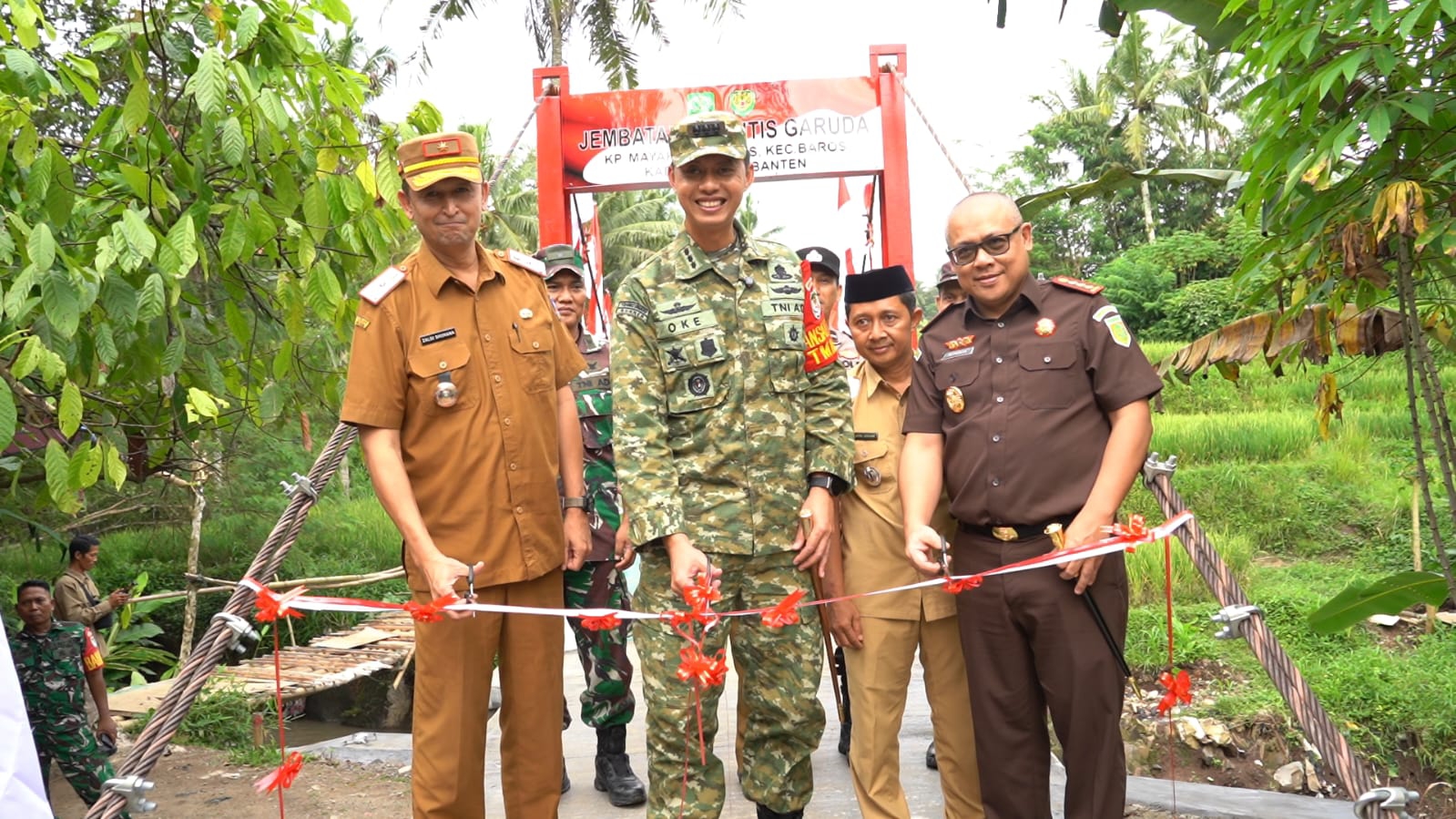 Jembatan Gantung Garuda di Desa Baros, Perkuat Akses…