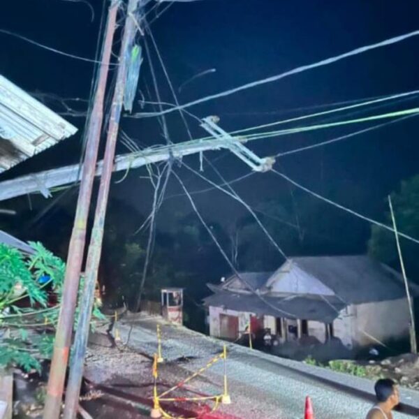 Insiden Tiang Listrik Roboh di Mendung, Kabel Menjuntai&hellip;