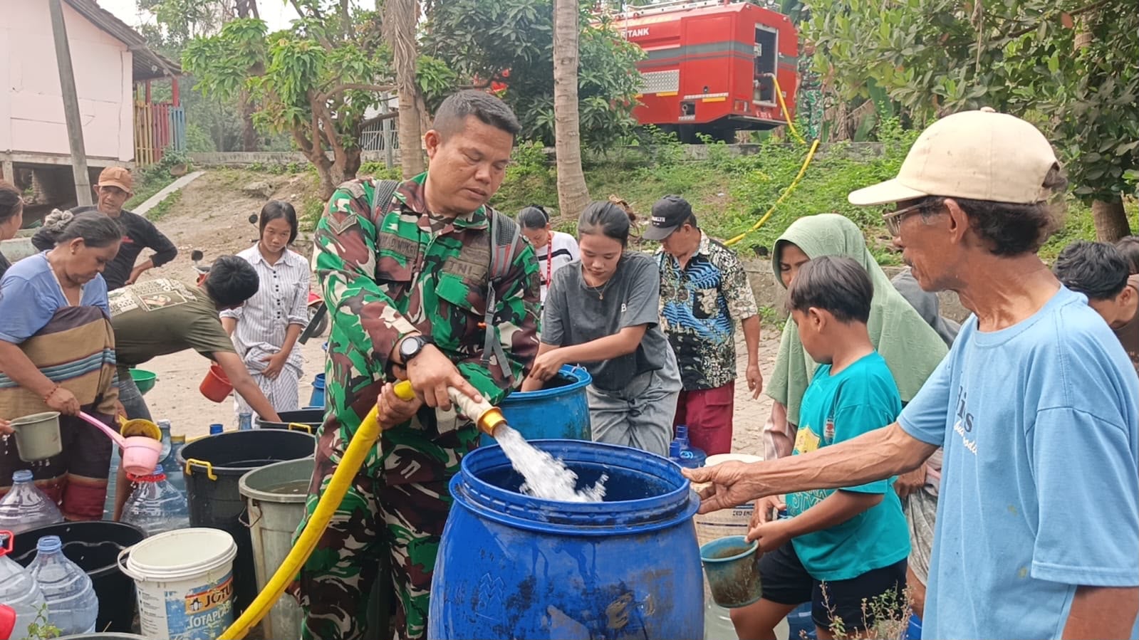 Saat Sumur Mengering, TNI Bergerak Cepat: Mobil Damkar&hellip;