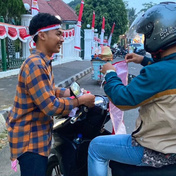 BEMNUS Banten Bagikan Bendera Merah Putih, Ajak Warga…